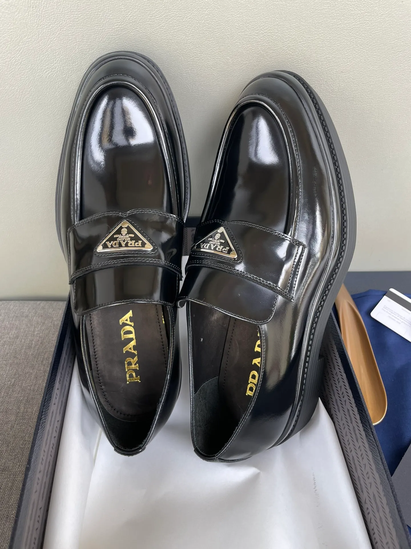 Men's shoes 💰860 💰Best recommendation✨PRADA Prada top purchasing quality imported upper with color-brushed edge beads carved toe design cowhide lining private molded TPU outsole non-slip, wear-resistant and elastic fashionable and versatile burgundy black blue 39-44 in stock (38, 45 customized for replacement, return and exchange)